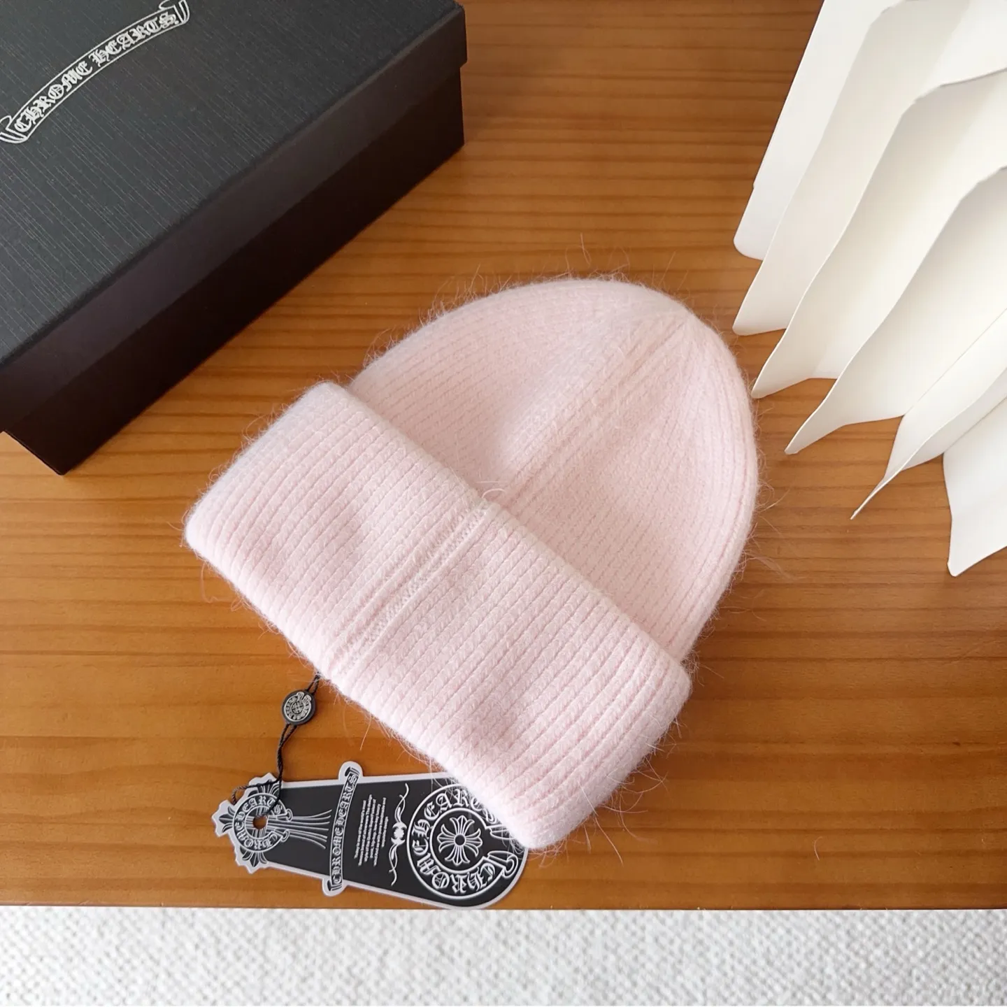 💰56 Crow Heart Angora Rabbit Fur Knitted Beanie for Autumn and Winter. This must be a favorite of minimalism. It is clean, neat, fashionable and versatile, and will definitely not be picky about your face shape! A fashionable classic that lasts forever! Fashionable black and white can be purchased together!